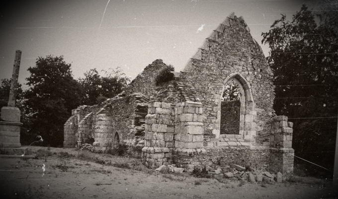 Chapelle Notre Dame de l'Isle en ruine après débrousaillage (1975)