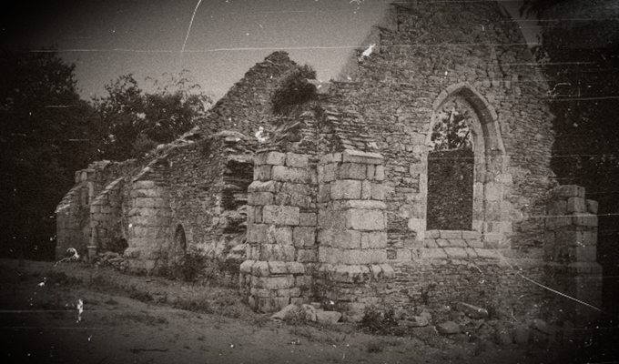 Chapelle en ruine après débrousaillage (1975)