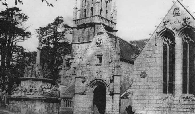 Eglise Notre-Dame et calvaire après reconstruction